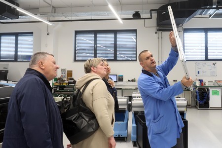 AED NOVA LOKACIJA IN OGLED PROIZVODNJE V PCB ON TIME PODSKRAJNIK 24 FOTO LJUBO VUKELIČ